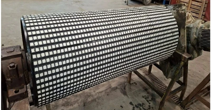Ceramic lagging sheet applied to conveyor drive pulley for antislip traction Ceramic lagging sheet applied to conveyor drive pulley for antislip traction